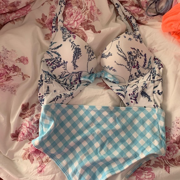 One piece bathing suit - Picture 3 of 3